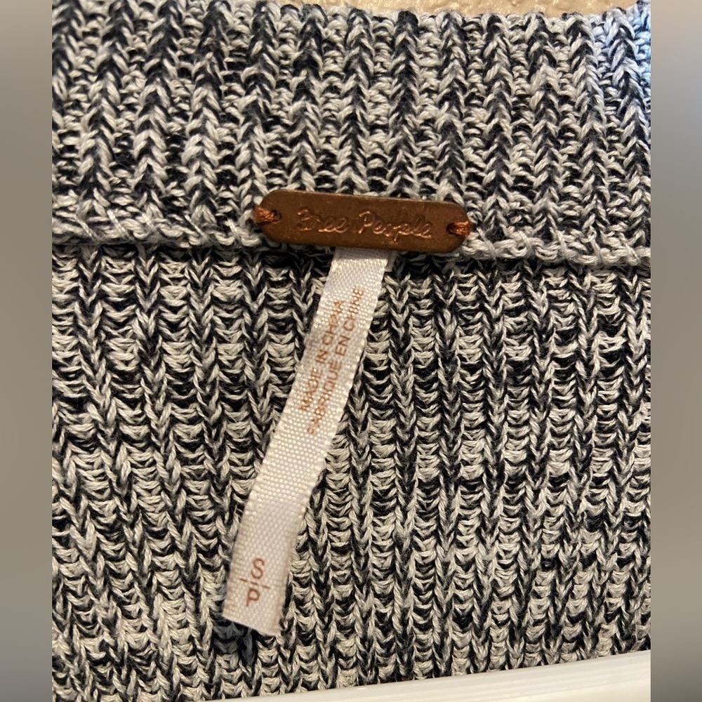 Free People Heathered Gray Women's Sweater Sz S - Picture 2 of 3
